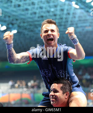 In Gran Bretagna la volontà di Bayley celebra vincendo la classe 7 Mens Singles Ping Pong medaglia d oro corrispondono, durante il quinto giorno del 2016 Rio Giochi Paralimpici di Rio de Janeiro in Brasile. Foto Stock