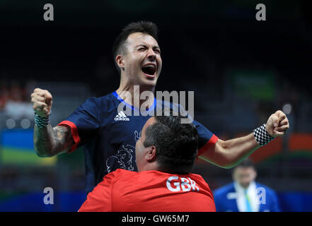 La Great Britain's Will Bayley celebra la vittoria della medaglia d'oro di classe 7 Mens Singles Table tennis, durante la quinta giornata dei Giochi Paralimpici di Rio 2016 a Rio de Janeiro, Brasile. Foto Stock