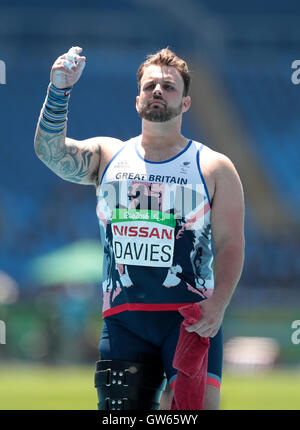 Gran Bretagna Aled Davies onde per la folla durante la F42 Uomo ucciso mettere Final durante il quinto giorno del 2016 Rio Giochi Paralimpici di Rio de Janeiro in Brasile. Foto Stock