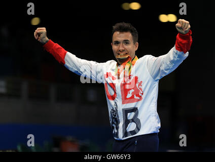 La Great Britain's Will Bayley festeggia con la medaglia d'oro dopo aver vinto la medaglia d'oro di classe 7 Mens Singles Table tennis, durante la quinta giornata dei Giochi Paralimpici di Rio 2016 a Rio de Janeiro, Brasile. Foto Stock