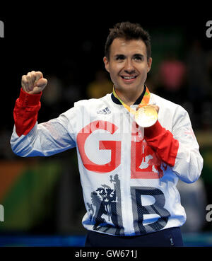 La Great Britain's Will Bayley festeggia con la medaglia d'oro dopo aver vinto la medaglia d'oro di classe 7 Mens Singles Table tennis, durante la quinta giornata dei Giochi Paralimpici di Rio 2016 a Rio de Janeiro, Brasile. Foto Stock