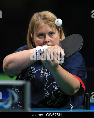 Gran Bretagna Susan Gilroy compete nella classe quattro donne singoli tavoli da Ping Pong con la medaglia di bronzo corrispondono, durante il quinto giorno del 2016 Rio Giochi Paralimpici di Rio de Janeiro in Brasile. Foto Stock