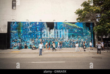 Passer per ammirare il nuovo murale, intitolata 'Storia della mia vita" dal famoso artista di strada Logan Hicks sulla Bowery & Houston parete murale in Soho a New York sabato 3 settembre, 2016. Lo spazio è di proprietà di Goldman proprietà e ha ospitato murales per una quantità incalcolabile di anni. (© Richard B. Levine) Foto Stock