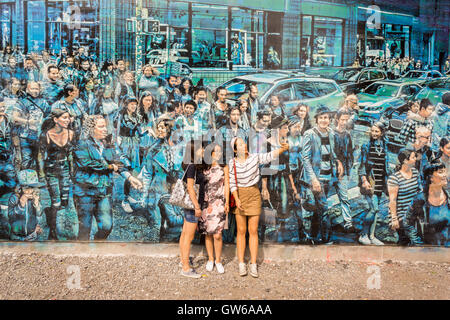 Passer per ammirare il nuovo murale, intitolata 'Storia della mia vita" dal famoso artista di strada Logan Hicks sulla Bowery & Houston parete murale in Soho a New York sabato 3 settembre, 2016. Lo spazio è di proprietà di Goldman proprietà e ha ospitato murales per una quantità incalcolabile di anni. (© Richard B. Levine) Foto Stock