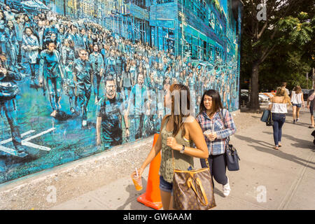 Passer per ammirare il nuovo murale, intitolata 'Storia della mia vita" dal famoso artista di strada Logan Hicks sulla Bowery & Houston parete murale in Soho a New York sabato 3 settembre, 2016. Lo spazio è di proprietà di Goldman proprietà e ha ospitato murales per una quantità incalcolabile di anni. (© Richard B. Levine) Foto Stock