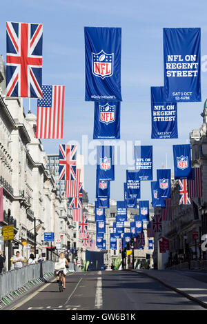 Bandiere in Regent street per la NFL proveniente da Londra Inghilterra Foto Stock