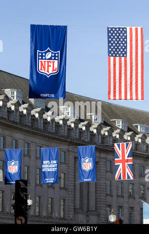 Bandiere in Regent street per la NFL proveniente da Londra Inghilterra Foto Stock