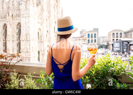 Donna con spritz aperol bere a Milano Foto Stock