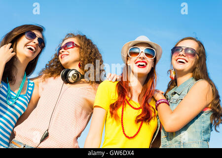 Un gruppo di giovani che indossa gli occhiali da sole e cappello Foto Stock