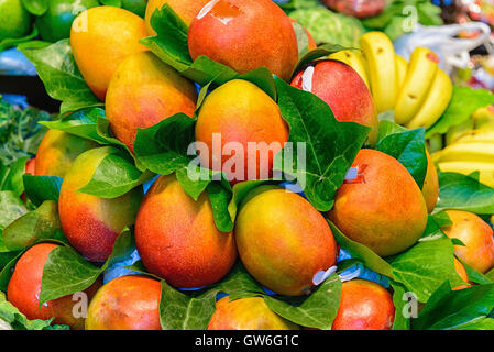 Frutti di mango al Mercato di Boqueria di Barcellona. Foto Stock