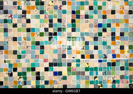 Colorato mosaico fatto di poco le piastrelle di ceramica. Foto Stock
