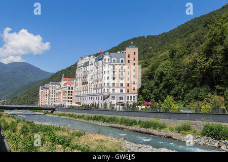 Alberghi e la passeggiata sul lungomare, Krasnaya Polyana, Sochi, Russia. Foto Stock