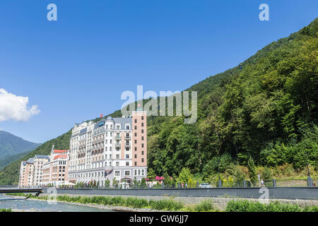 Alberghi e la passeggiata sul lungomare, Krasnaya Polyana, Sochi, Russia. Foto Stock