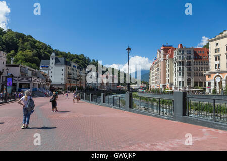 Alberghi e la passeggiata sul lungomare, Krasnaya Polyana, Sochi, Russia. Foto Stock