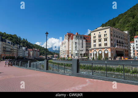 Alberghi e la passeggiata sul lungomare, Krasnaya Polyana, Sochi, Russia. Foto Stock