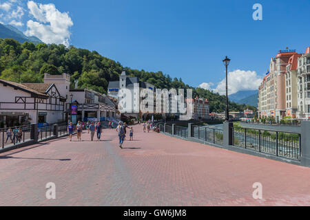 Alberghi e la passeggiata sul lungomare, Krasnaya Polyana, Sochi, Russia. Foto Stock