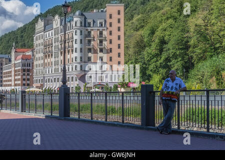 Alberghi e la passeggiata sul lungomare, Krasnaya Polyana, Sochi, Russia. Foto Stock