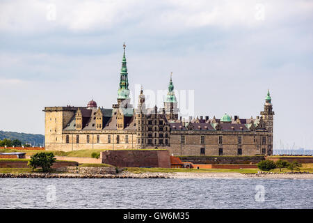 Il Castello di Kronborg dal mare Foto Stock