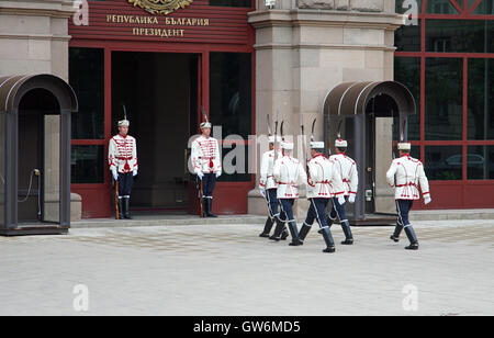 Sofia, Bulgaria: il cambio della guardia al di fuori della Presidenza Foto Stock