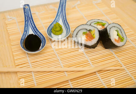 Il sushi con bacchette e salsa di soia, wassabi Foto Stock