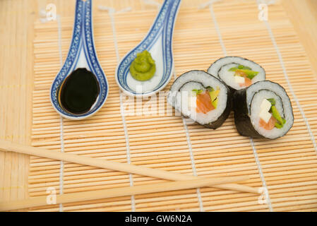 Il sushi con bacchette e salsa di soia, wassabi Foto Stock