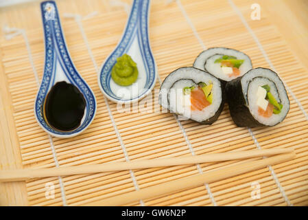 Il sushi con bacchette e salsa di soia, wassabi Foto Stock