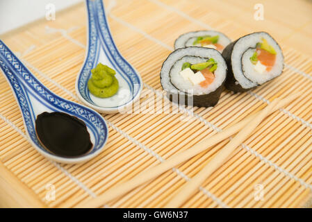Il sushi con bacchette e salsa di soia, wassabi Foto Stock