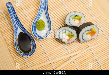 Il sushi con bacchette e salsa di soia, wassabi Foto Stock