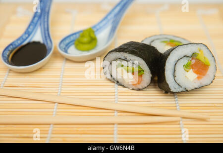 Il sushi con bacchette e salsa di soia, wassabi Foto Stock