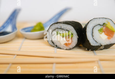 Il sushi con bacchette e salsa di soia, wassabi Foto Stock