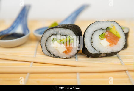 Il sushi con bacchette e salsa di soia, wassabi Foto Stock