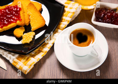 Gli amanti di colazione servita sul tavolo di legno Foto Stock