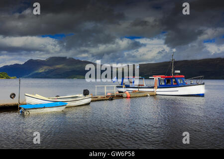 Tempesta di pesanti nuvole sopra di Ben Lomond e Loch Lomond, nei pressi di Luss, Scotland, Regno Unito Foto Stock