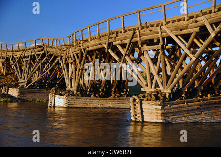 Ponte di legno sopra il fiume chuluut, Mongolia Foto Stock