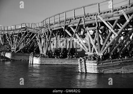 Ponte di legno sopra il fiume chuluut, Mongolia Foto Stock