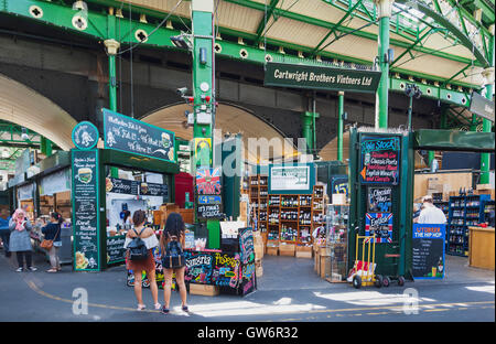 Il Cartwright Fratelli Vintners stallo nella vendita all'ingrosso e al dettaglio del mercato alimentare, Borough Market, a Southwark, Londra Centrale. Foto Stock