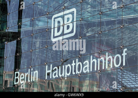 Tedesco ferroviaria logo 'DB' (Deutsche Bahn) sulla facciata di vetro di Berlino la principale stazione ferroviaria (Berlin Hauptbahnhof) Foto Stock