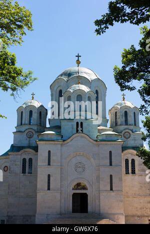 Esterno della chiesa di San Giorgio, noto anche come Oplenac, il mausoleo della casa reale di Karadordevic. Foto Stock