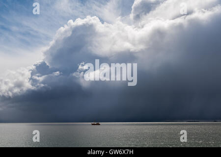 Heavy Rain sopra il piccolo isolotto di Hooge nel fango appartamenti, Mare del Nord, Schleswig-Holstein, Germania Foto Stock