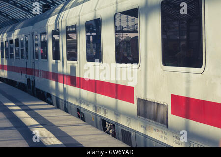 Treno ICE su plattform alla stazione centrale di Berlino, Germania. Foto Stock