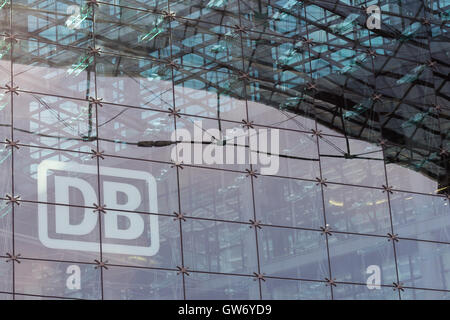 Tedesco ferroviaria logo 'DB' (Deutsche Bahn) sulla facciata di vetro di Berlino la principale stazione ferroviaria (Berlin Hauptbahnhof) Foto Stock
