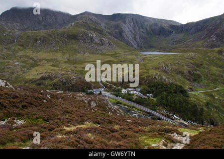 Guardando verso il basso sulla A5 road nel Galles del Nord, con Llyn (lago) Idwal nella rassegna, il Devil's Kitchen e Ogwen Cafe. Foto Stock