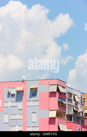 Colorfully dipinto di edifici di appartamenti nel centro di Tirana. Foto Stock