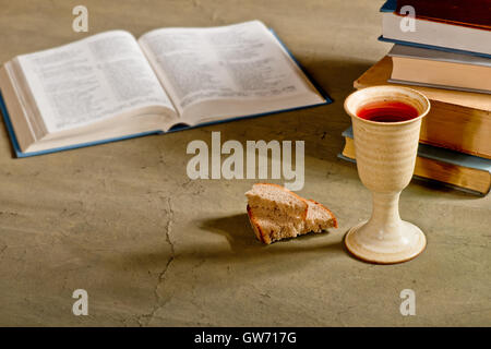 Un calice di vino con il pane e la bibbia Foto Stock