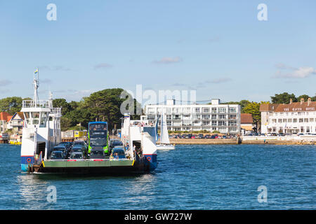 Veicoli, auto e nessun autobus 50 Breezer, attraversando la catena di traghetti Bramble Bush Bay - Sandbanks per la catena di traghetti Studland a Dorset UK nel mese di settembre Foto Stock