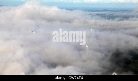 Vista aerea di turbine eoliche in cloud Foto Stock