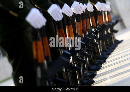 Ramallah, West Bank, Territorio palestinese. Xii Sep, 2016. Palestinesi guardie onore prendere posizione prima che il presidente palestinese Mahmoud Abbas arriva per deporre una corona sulla tomba del tardo leader palestinese Yasser Arafat il primo giorno di Eid al-Adha, o festa del sacrificio, in Cisgiordania città di Ramallah, sul set. 12, 2016. I musulmani di tutto il mondo celebrano l'Eid al-Adha, la Festa del sacrificio, per contrassegnare la fine dell hajj pellegrinaggio dalla macellazione di pecore, capre, mucche e cammelli per commemorare il profeta Abramo la prontezza al sacrificio di suo figlio Ismail su Dio il comando (Credi Foto Stock