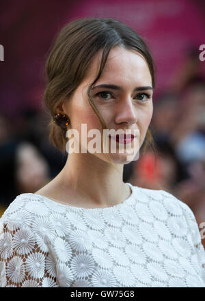 Toronto, Canada. Undicesimo Sep, 2016. L'attrice Caren Pistorius pone per le foto prima della premiere mondiale del film 'denial' alla principessa di Galles Theatre durante la quarantunesima edizione del Toronto International Film Festival di Toronto, Canada, Sett. 11, 2016. Credito: Zou Zheng/Xinhua/Alamy Live News Foto Stock