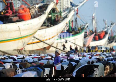 Jakarta, Indonesia. Xii Sep, 2016. Un bambino indonesiano assiste Eid al-Adha preghiere a Sunda Kelapa porto di Jakarta, Indonesia, Sett. 12, 2016. I musulmani di tutto il mondo celebrano il festival annuale di Eid al-Adha, o la festa del sacrificio. Credito: Zulkarnain/Xinhua/Alamy Live News Foto Stock