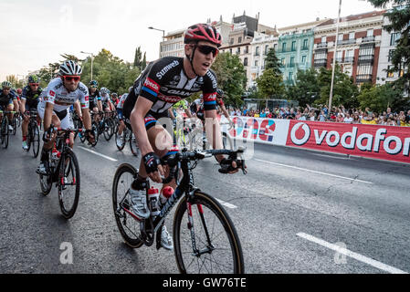 Madrid, Spagna - 11 Settembre 2016: Racers sulla concorrenza Tour della Spagna (La Vuelta) in Madrid, ultimo stadio. Il pilota Movistar Nairo Quintana ha vinto la Vuelta spagnola di domenica, aggiungendo il titolo per il 2014 il Giro d'Italia per il suo Grand Tour elenco delle onorificenze. Il Colombiano climbing perito ha cementato il suo comandante di vantaggio sul rivale più vicino Chris Froome in del sabato della decisiva fase di montagna. Credito: Juan Jimenez/Alamy Live News Foto Stock